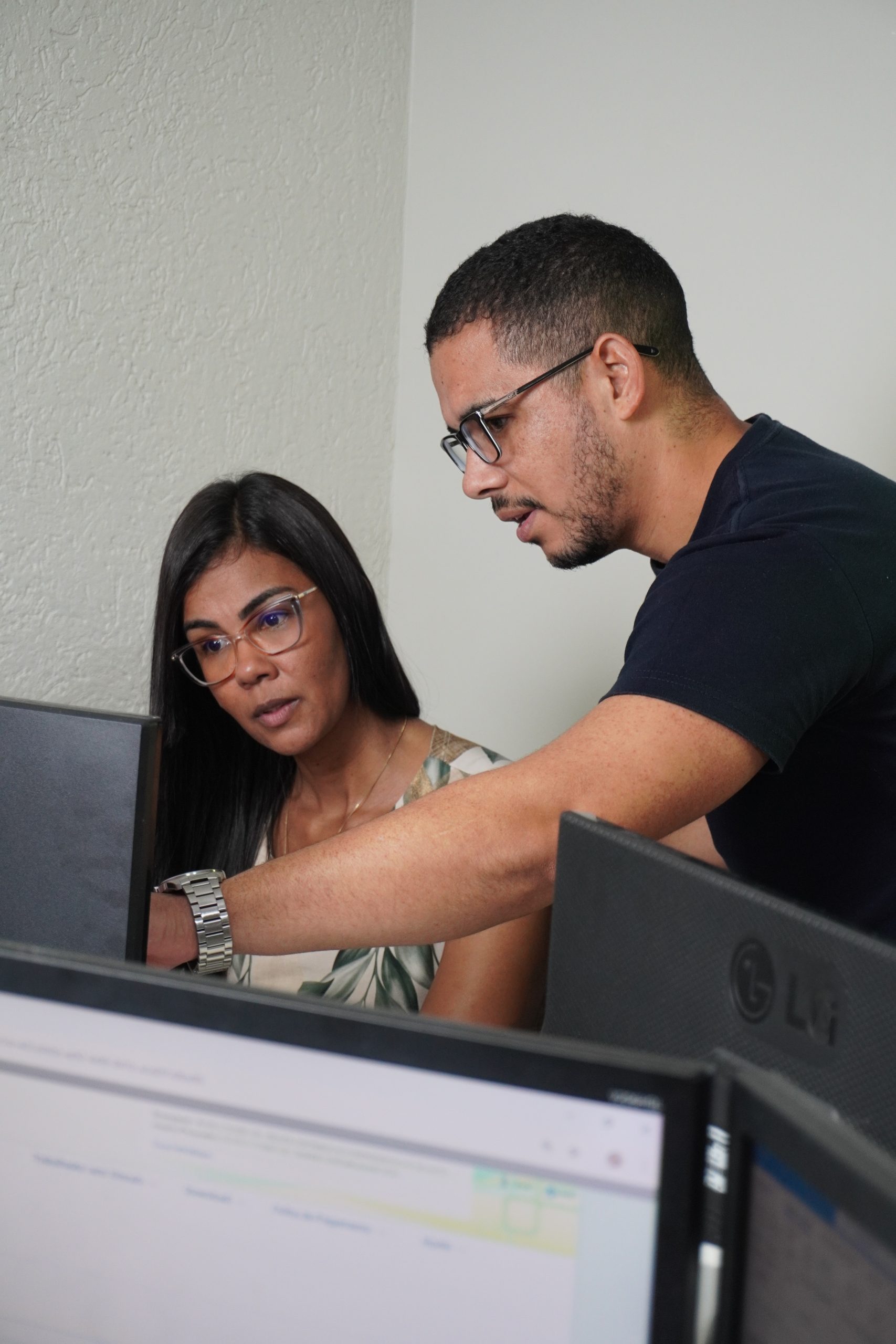 Equipe analisando impactos da Reforma Tributária em uma empresa
