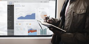 Análise de relatórios empresariais durante o fechamento contábil