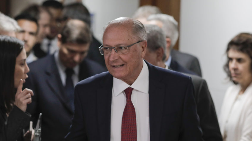 Geraldo Alckmin coordena reuniões com indústria e agronegócio para reagir à tarifa de 50% dos EUA sobre exportações brasileiras. Medida entra em vigor em 1º de agosto.