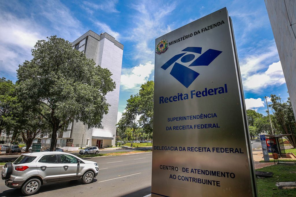Receita Federal notificará empresas com débitos de PIS/COFINS. Veja riscos, estratégias e soluções práticas com apoio da Gomide Contabilidade em Brasília.