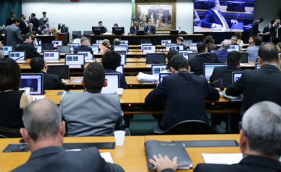 CCJ aprova teto de 2% para o Imposto Seletivo sobre bebidas açucaradas. Entenda impactos para empresas, gestores e contadores no DF.