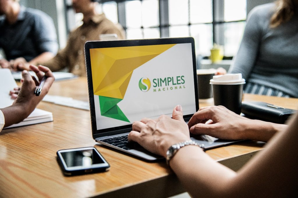 MEIs excluídos do Simples têm até 31 de janeiro para regularizar pendências e evitar custos maiores em 2026. Entenda o que fazer.