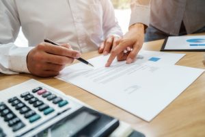 Entenda por que a revisão de contratos com impacto tributário evita autuações, perda de créditos e riscos fiscais na nova era digital.