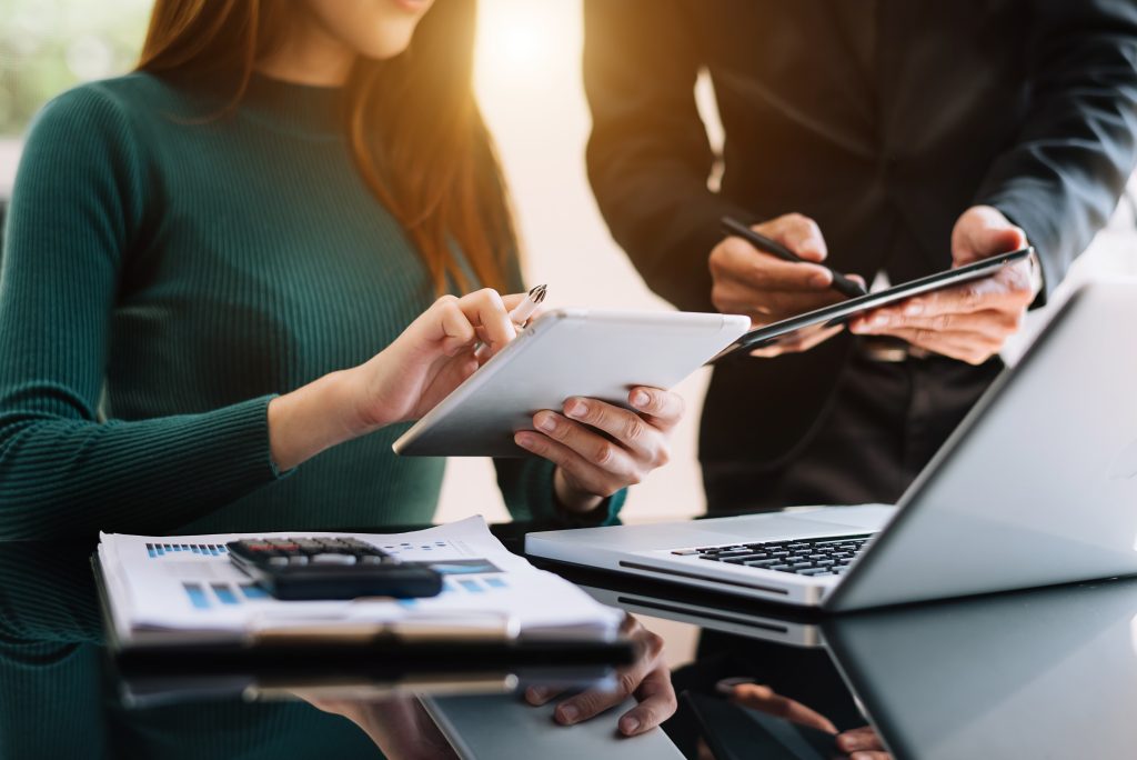 Empresários analisando custos, créditos e competitividade no Simples híbrido em 2027