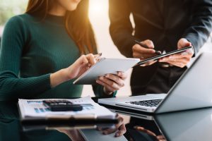 Empresários analisando custos, créditos e competitividade no Simples híbrido em 2027