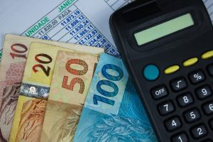 Entenda como funciona o JCP, quais são os limites legais e como reduzir IRPJ e CSLL no Lucro Real com segurança. Análise técnica da Gomide.