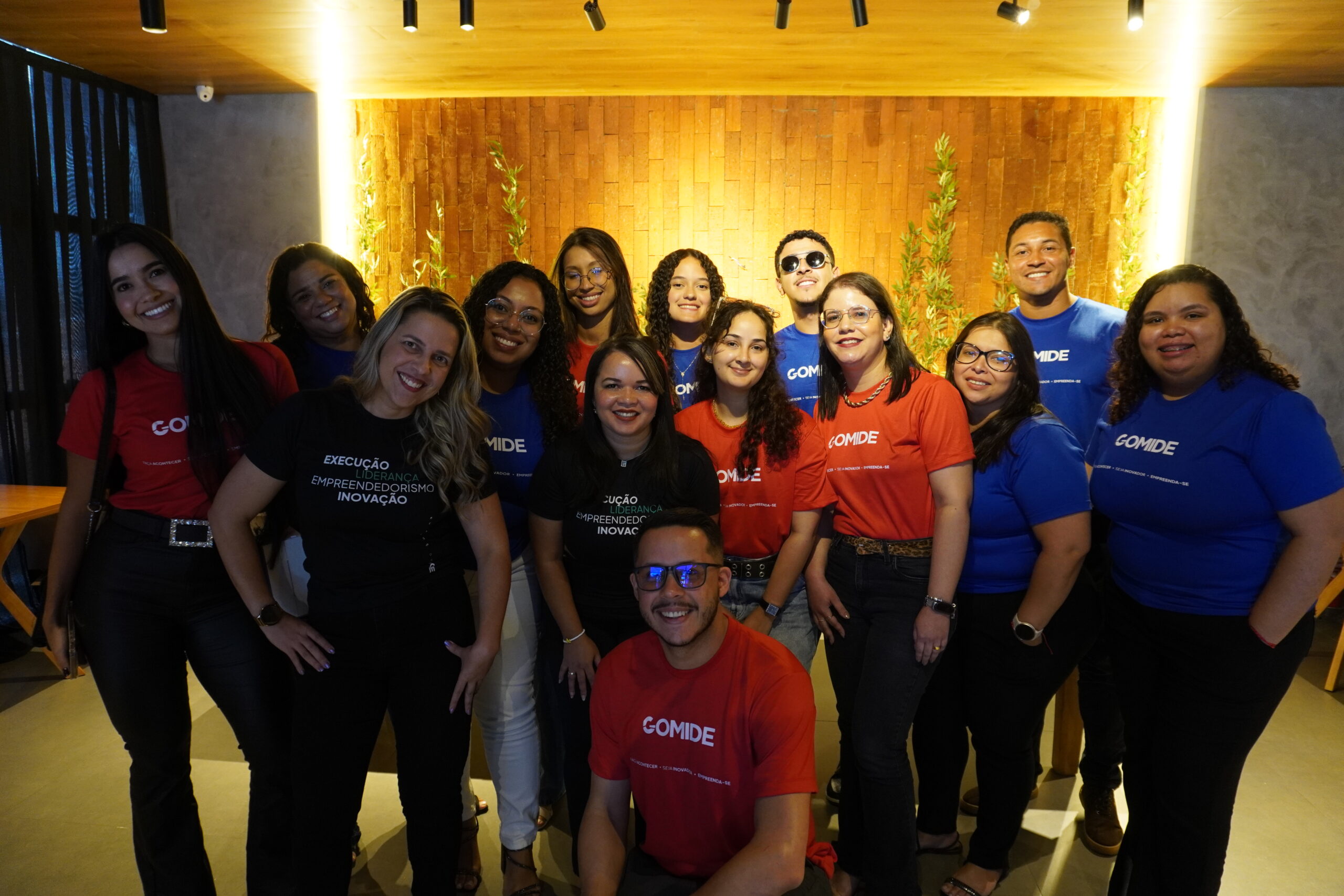 Equipe da Gomide durante celebração interna